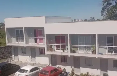 Casa-sobrado em condomíno fechado, em ótimo estado, aceita financiamento.