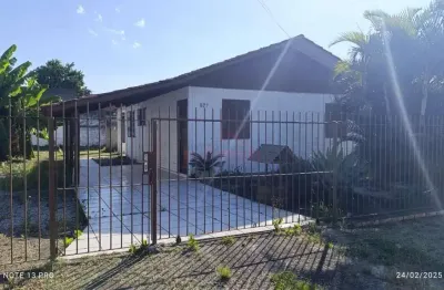Casa: com ótimo pátio e boa localização no bairro pinheirinho em criciúma
