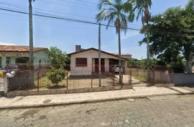 Ótimo terreno plano e alto todo muradocom uma casa mista, alvenaria e madeira, em bom estado.