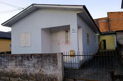 Casa de alvenaria em ótimo estado, terreno alto a poucos minutos do centro