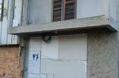 Casa-sobrado em construção, já tendo parte terminada, bairro laranjinha