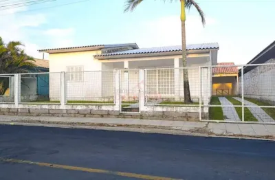 Linda casa, espaçosa, com salão de festas e 4 quartos para aluguel de temporada