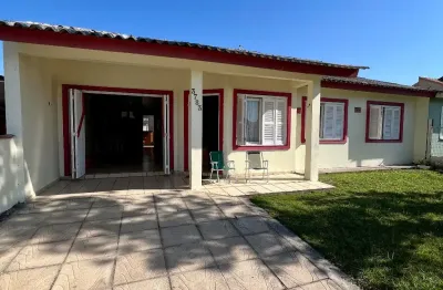 Excelente casa com 3 dormitórios a apenas 150 metros do mar no bairro salinas
