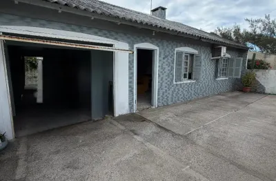 Excelente casa com piscina com 2 dormitórios com distancia de apenas 200 metros do mar