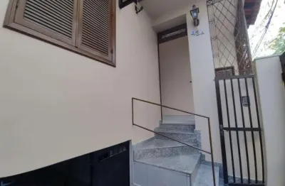 Casa à venda em copacabana-rj, com 2 quartos (1 suíte), cozinha com armários planejados, 1 vaga de garagem + dependência de empregada próximo ao metrô