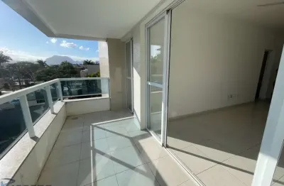 Apartamento à venda com 2 quartos, 1 suíte, varanda de frente para rua, 1 vaga de garagem e localização privilegiada. prédio com elevador