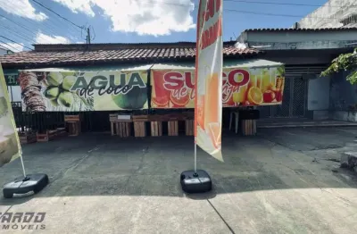 Casa comercial à venda, com ponto de frente para uma das principais avenidas da praia do morro, ainda conta com 6 suítes para locação de temporada.