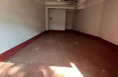Vende-se loja em guarapari, na praia do morro, 400 m da praia, térreo, nunca usada.