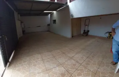 Casa em tatuí, 2 quartos, quintal, garagem 03 carros.
