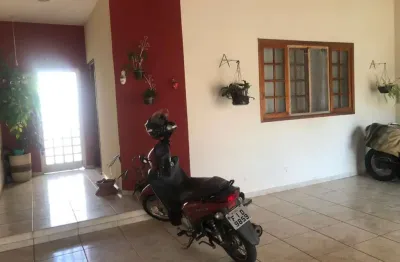 Casa térrea em tatuí, 3 quartos (1 suíte), garagem coberta 02 carros.