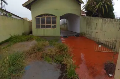 Casa em tatuí, alto santa cruz, 2 quartos, quintal, garagem 3 carros.