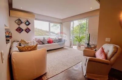 Um refúgio para chamar de seu em meio a fauna e a flora, a poucos minutos da praia.