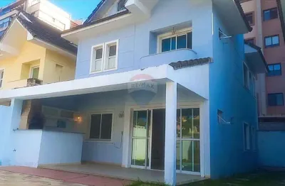 Casa triplex com piscina em condomínio no recanto do recreio.