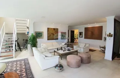 Cobertura Duplex no Condomínio 'As Terrazzas', com 3 quartos para venda em frente à Praia de Barra da Tijuca - 440 m²