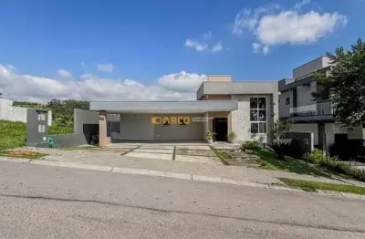 Casa no urbanova com 4 domitórios sendo 3 suítes e 600m² de terreno.