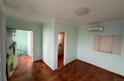 Casa de Rua à Venda, 4 quartos(2suítes)|140m²|2 vagas|CPA IV|cuiabá/MT
