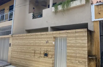 Vende casa duplex em excelente estado de conservação