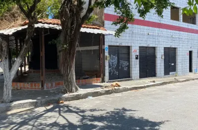 Vende prédio  comercial  de esquina com 3 lojas e um apartamento com 70 m2