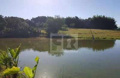 Chácara de 10.000 m², (1 hectare), com 2 casas, 1 açude, luz,  galpão,piscina,cercada,perto da cidade, maior parte do acesso com asfalto. r$ 450000,00