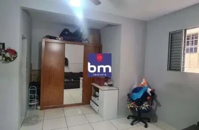 Excelente imóvel para renda com 3 casas,  relógios individualizados ao lado do metro Vila das Belezas