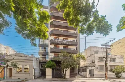 Apartamento no centro, amplo, 2 dormitórios e sacada com churrasqueira