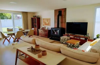 Casa  aconchegante e alto padrão com 4 qurtos, suíte,, closet no veredas