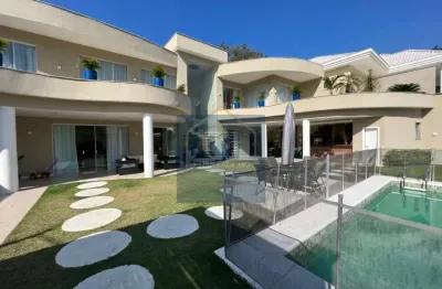 Casa em condomínio com 4 suítes sendo 1 master com closet, piscina, churrasqueira, escritório