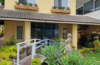 Casa duplex em condomínio - 4 quartos sendo 2 suítes com closet;  piscina com cascata, jatão e hi