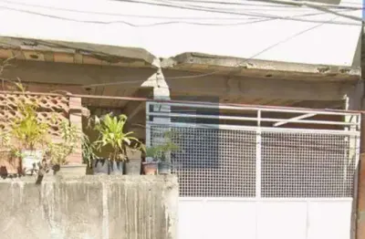 Casa com 2 quartos, sala, cozinha, banheiro, garagem e terraço