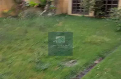 Casa simples em terreno de plano de 750m2 em condomínio de alto padrão.