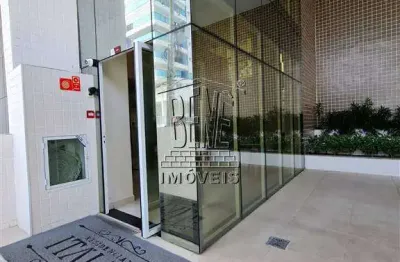 Apartamento com 2 dormitorios, sendo um suite, sala com sacada gourmet.