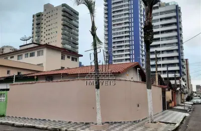 Casa com 2 dormitórios, sala com sanca, cozinha, banheiro, área de serviço, garagem.