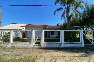 Elegance imóveis: belíssima casa térrea com 3 dormitórios, amplo pátio privativo, no coração de xangri-lá.