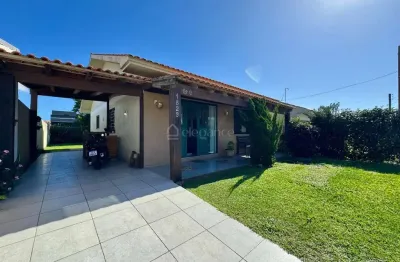 Elegance imóveis: belíssima casa térrea com 3 dormitórios, excelente padrão construtivo, localizada no centro de xangri-lá.