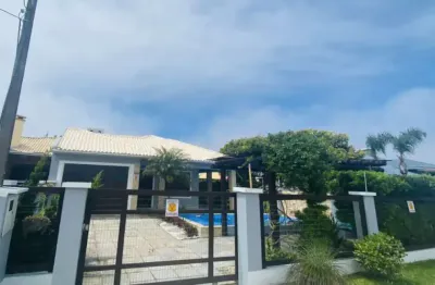 Elegance imóveis: belíssima casa térrea com 3 suítes, mobiliada, em localização ímpar no centro de xangri-lá.