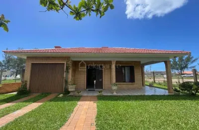 Venha conhecer esta maravilhosa casa térrea na praia de arpoador, xangri-lá.