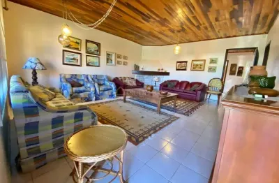 Casa com três dormitórios próximo ao mar no centro de xangri-lá.