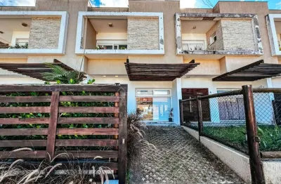 O duplex descrito oferece uma experiência de moradia de alto padrão, com sua localização privilegiada no centro de xangri-lá.