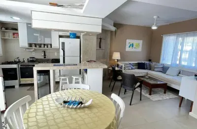 Duplex com dois dormitórios suítes e lareira no centro de xangri-lá.