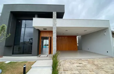 Casa térrea em localização privilegiada frente área verde e próxima ao mar.