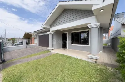 Casa térrea à poucas quadras do mar à venda no centro de xangri-lá com quatro dormitórios.