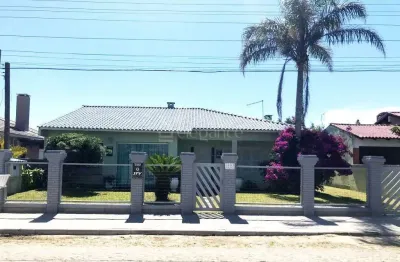 Casa à venda na praia de atlântida com quatro dormitórios.