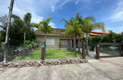 Casa automatizada com ótima localização no centro de xangri-lá.