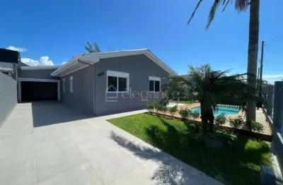 Casa com quatro dormitórios com piscina à poucos metros do mar.