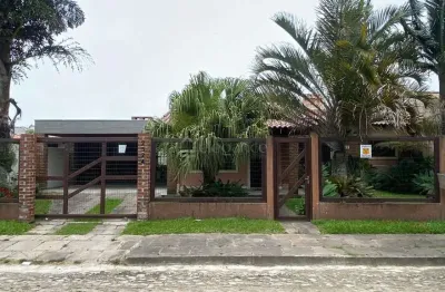 Casa a venda bem localizada no centro de xangri-lá.