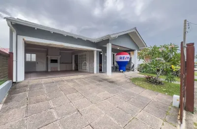 Casa próxima do mar com quatro dormitórios mobiliada com piscina em xangri-lá.