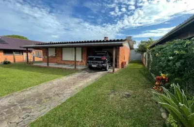 Casa com terreno amplo à venda no centro de xangri-lá.