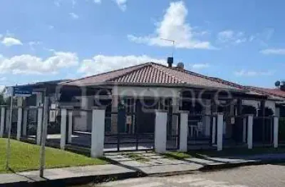 Imagine uma elegante casa de esquina, situada no vibrante coração da praia de xangri-lá, onde cada amanhecer promete uma nova aventura.