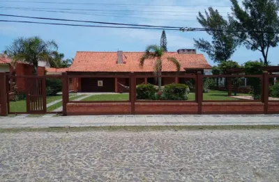 Casa térrea com 3 dormitórios, mobiliada e toda em forro laje, sobre dois lotes no centro de xangri-lá.