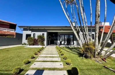 Casa com 04 suítes, mobiliado na praia de atlântida.
